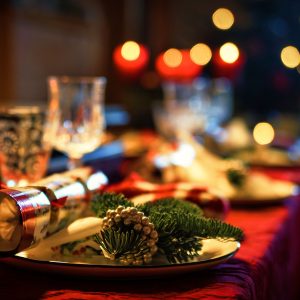 Stemningsfullt julebord med julepynt og levende lys