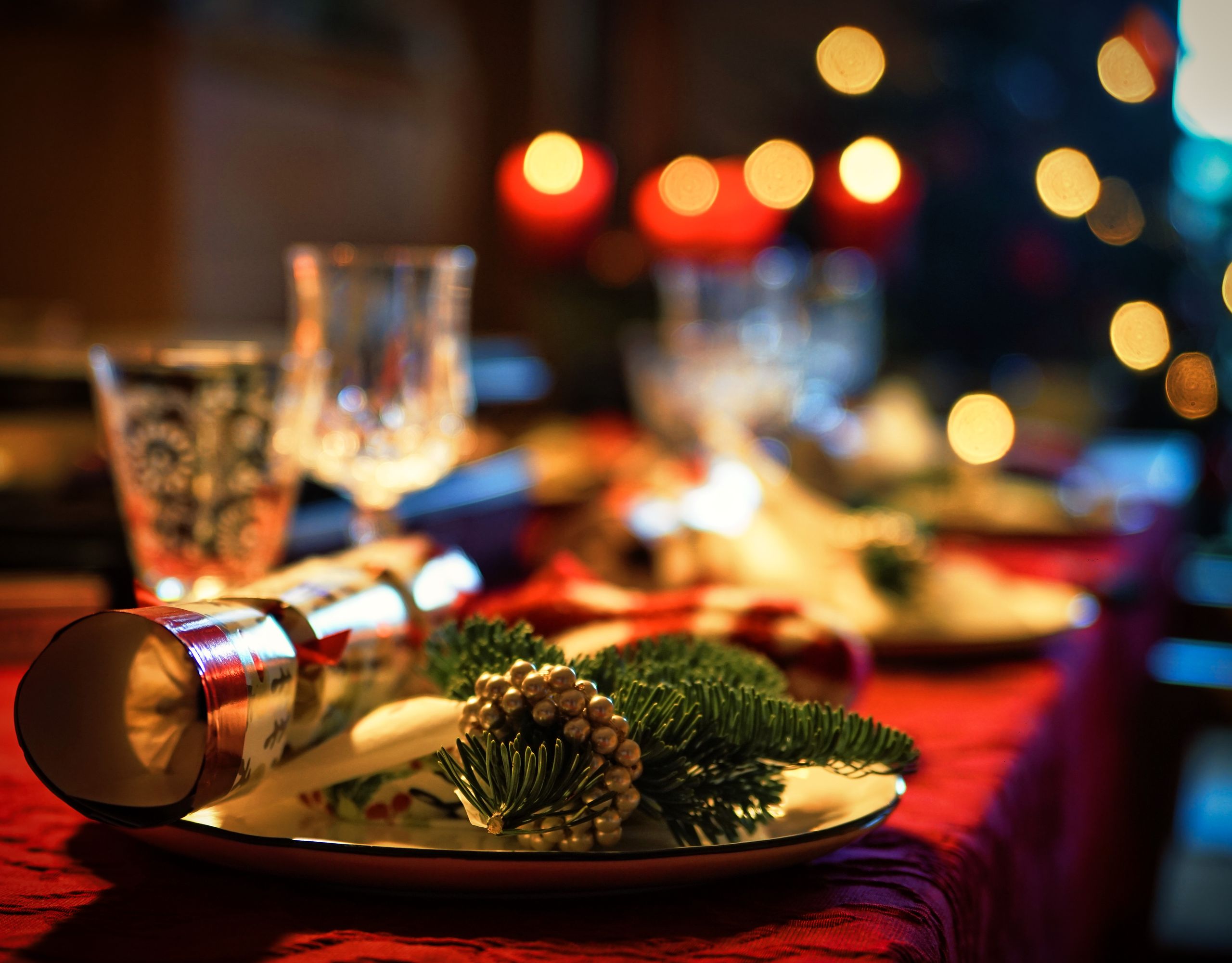 Julepynt og levende lys på julebord